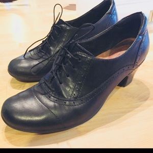 Cobb Hill black heeled dress shoes